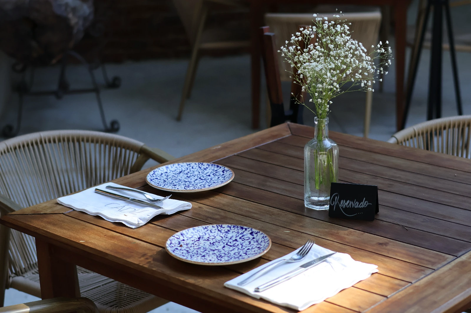 Mesa reservada en la terraza de Cádiz Restaurante, con vajilla de autor y flores