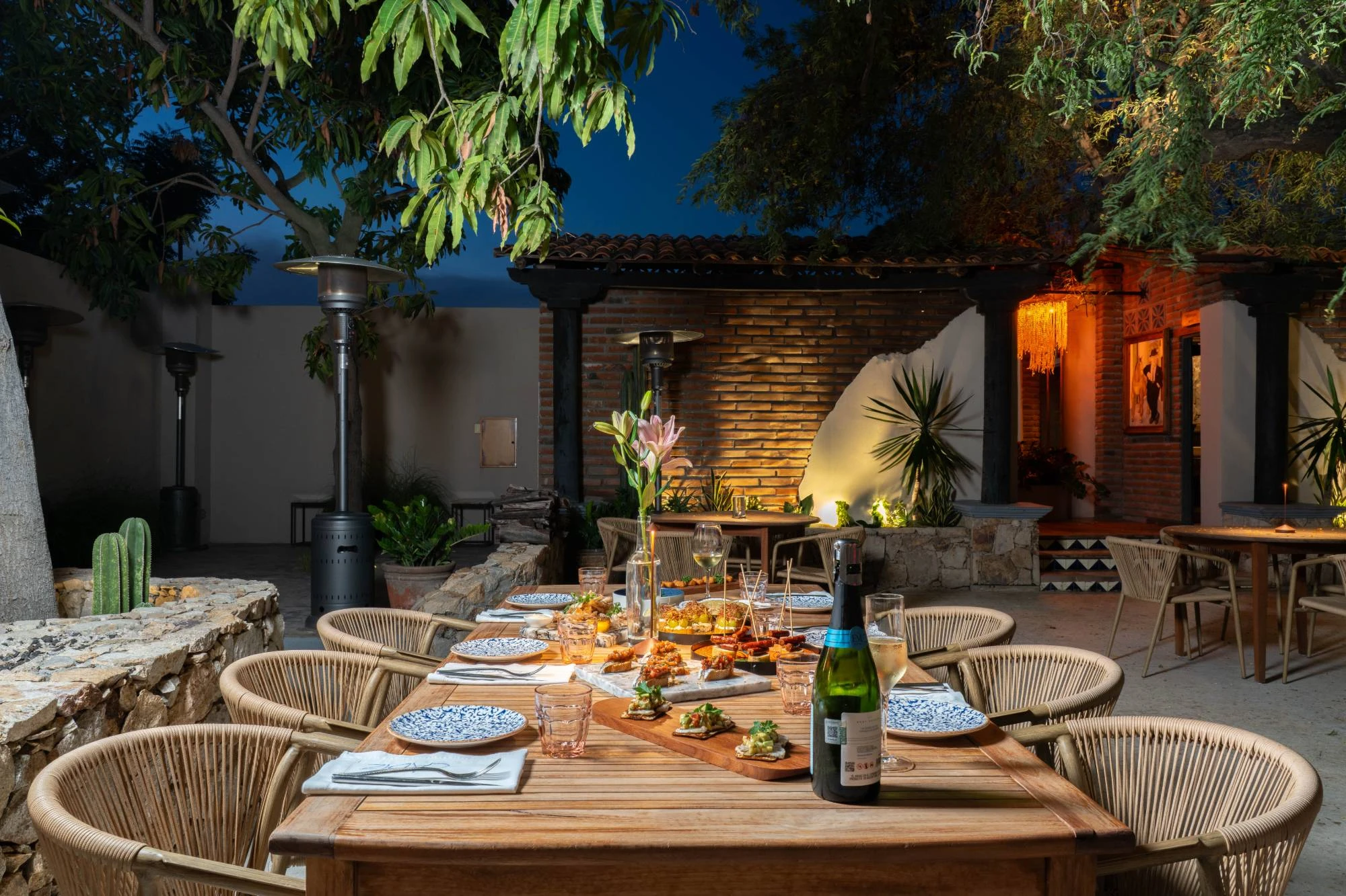 Mesa servida en la terraza de Cádiz Restaurante al atardecer