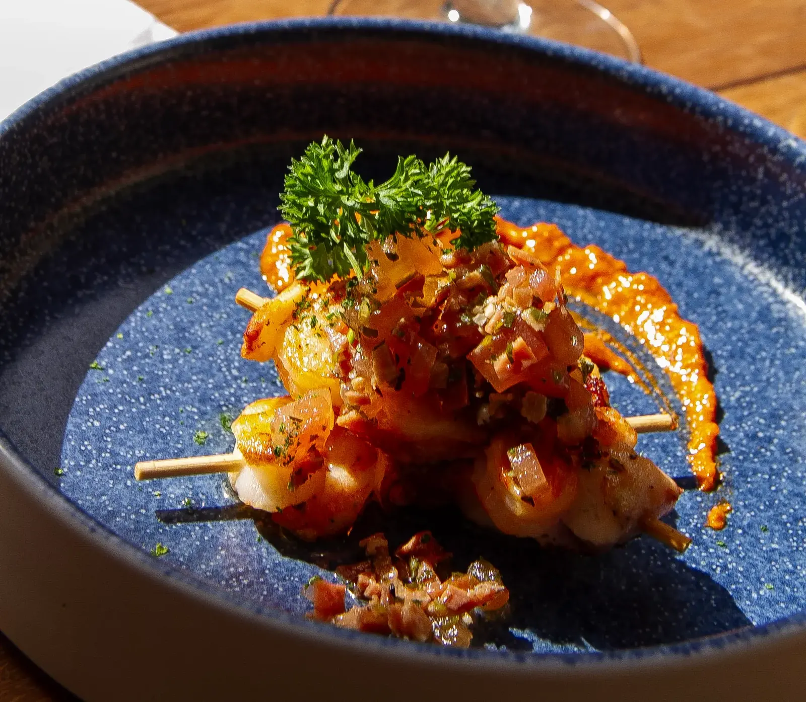 Brocheta de camarón y pulpo con mojo de ibéricos