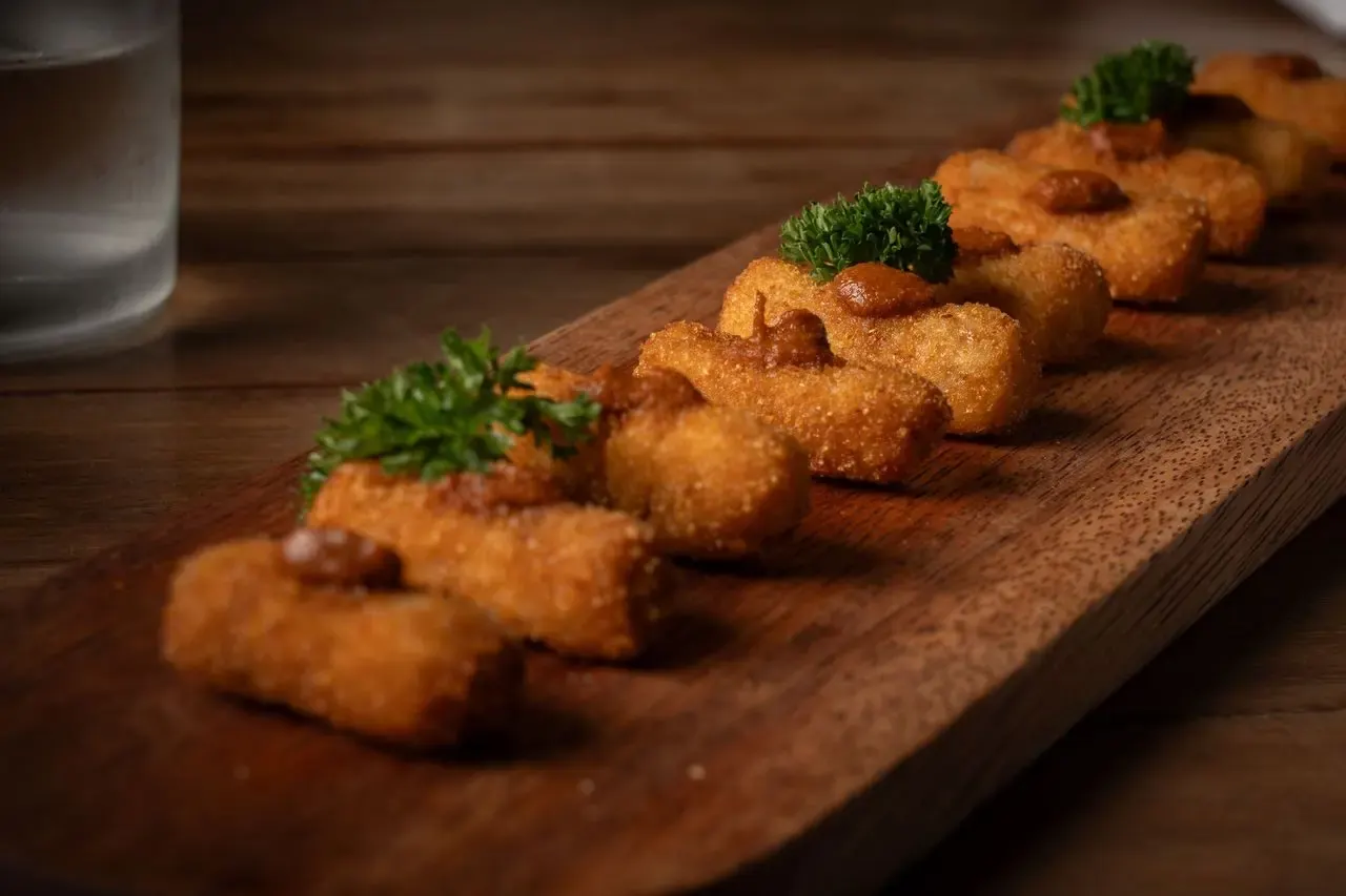 Croquetas de jamón Serrano crujientes por fuera y cremosas por dentro