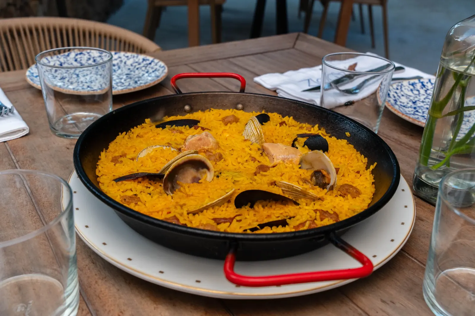 Paella Valenciana con arroz de grano perfecto y mariscos frescos