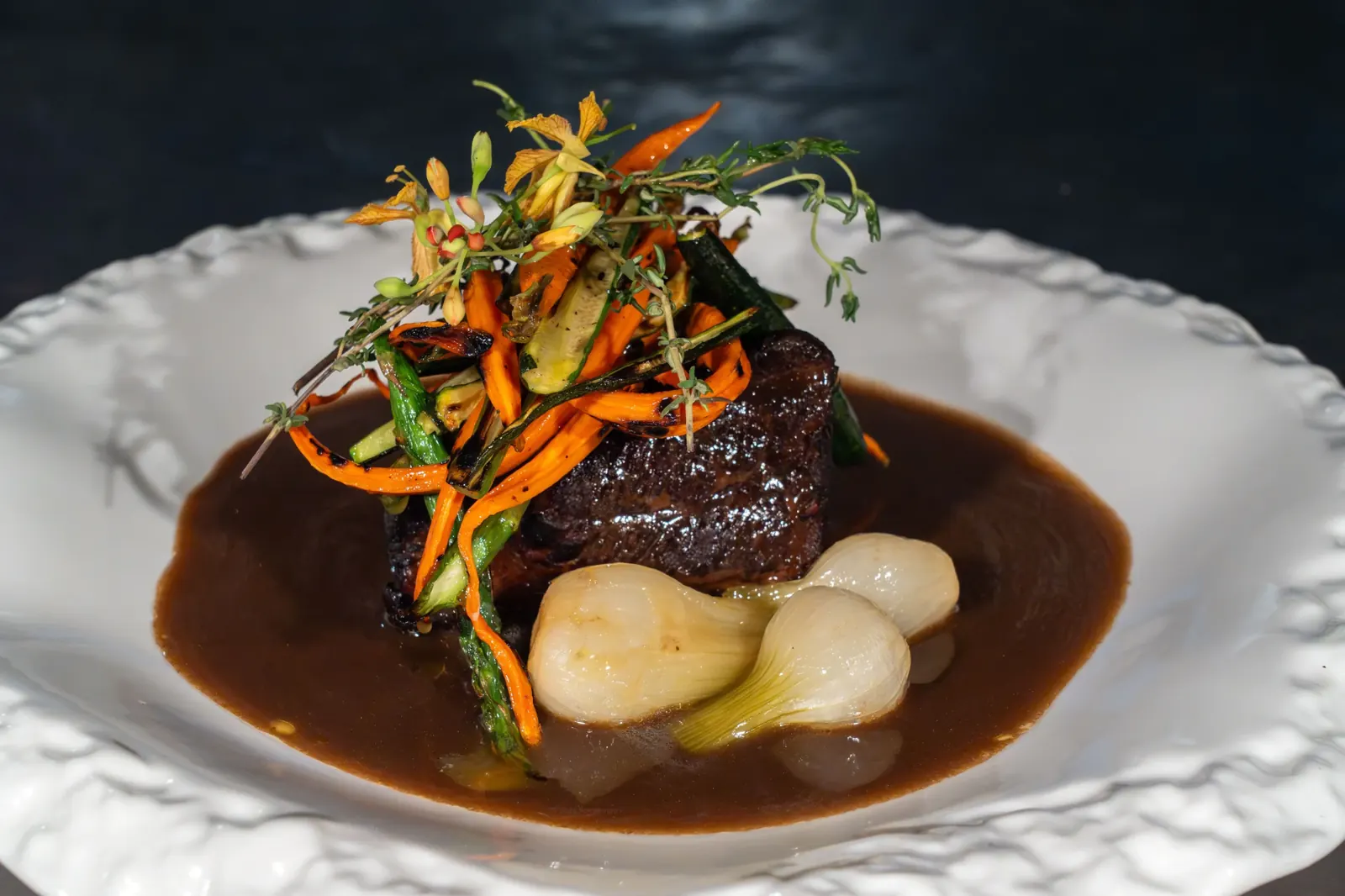 Short Rib cocido a baja temperatura con cebollas cambray glaseadas