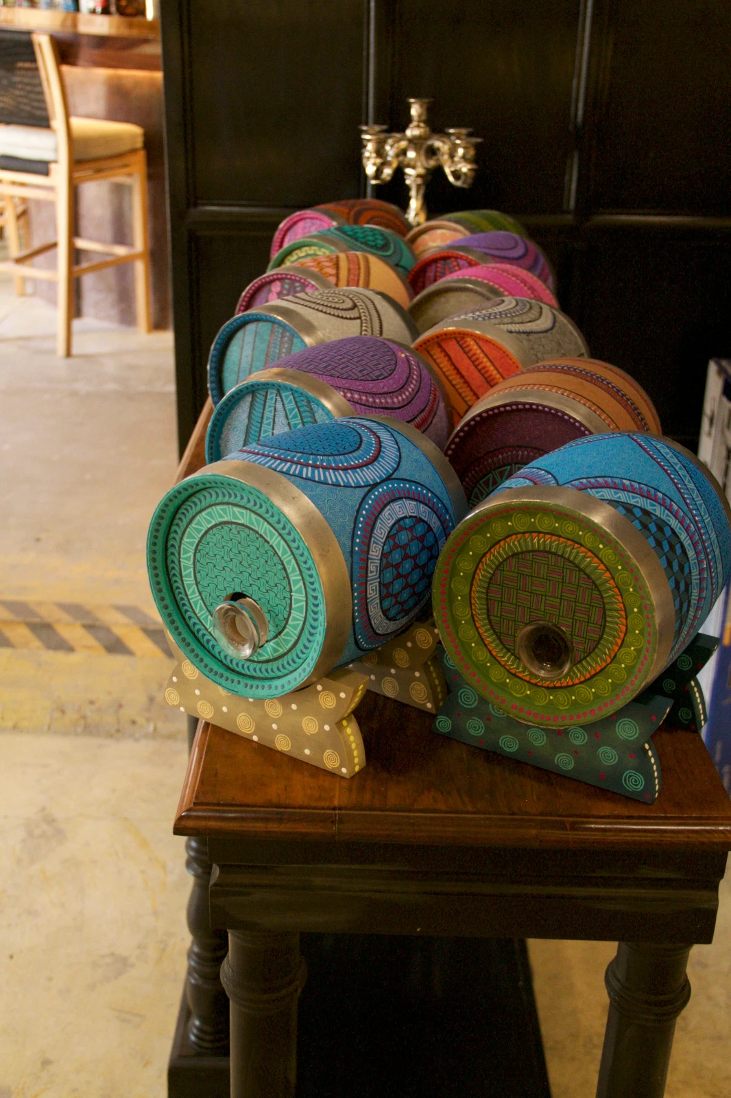 Barricas pintadas a mano en Gallery of Spirits