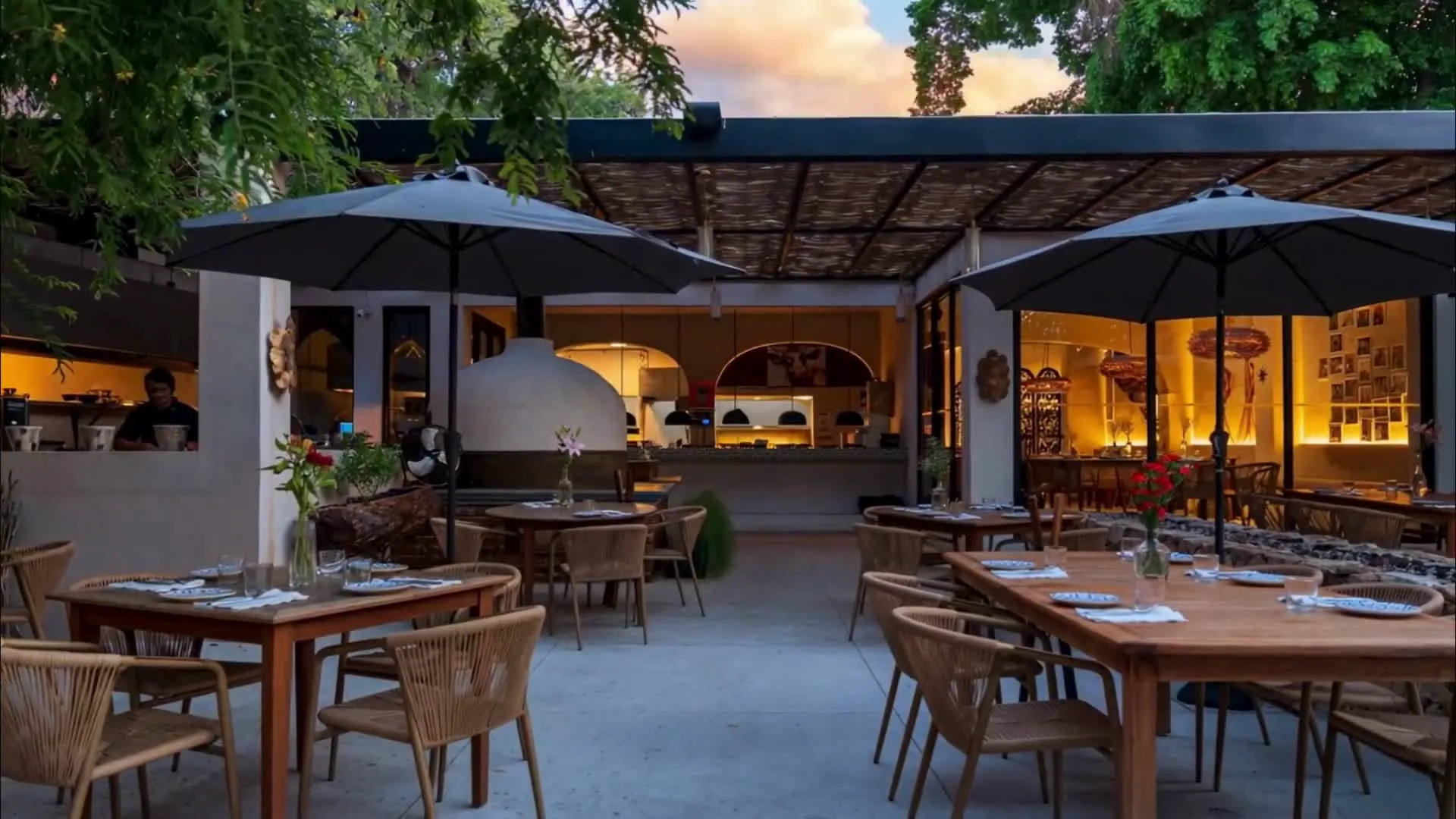 Interior de Cádiz Restaurante, cocina abierta y comedor con ambiente cálido en San José del Cabo